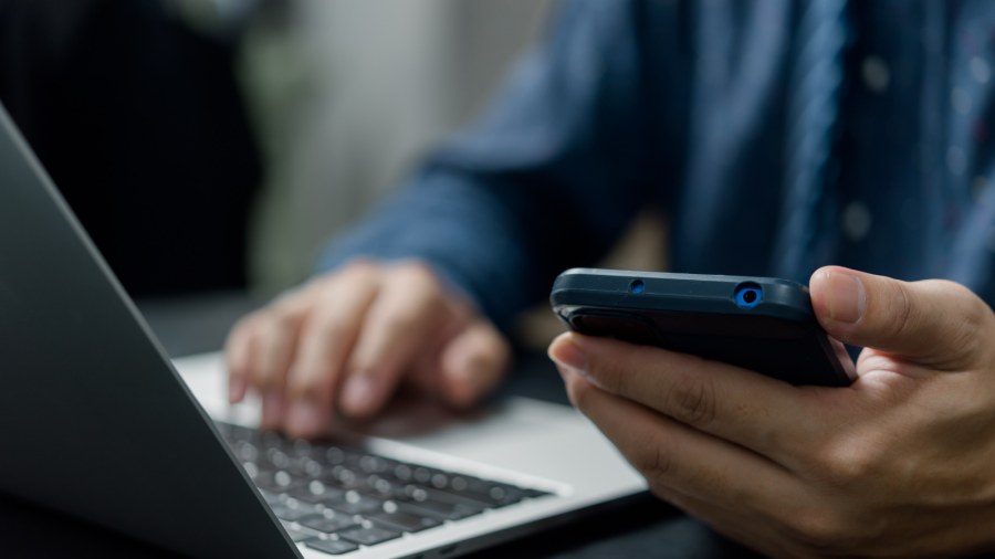 Profesional usando laptop y smartphone - Web Matter Argentina Contacto